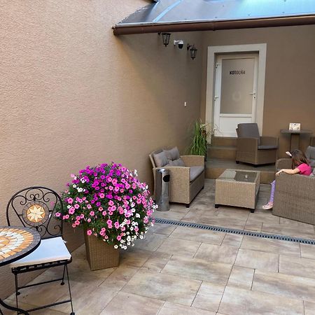 Corner House Apartment Lucenec Bagian luar foto