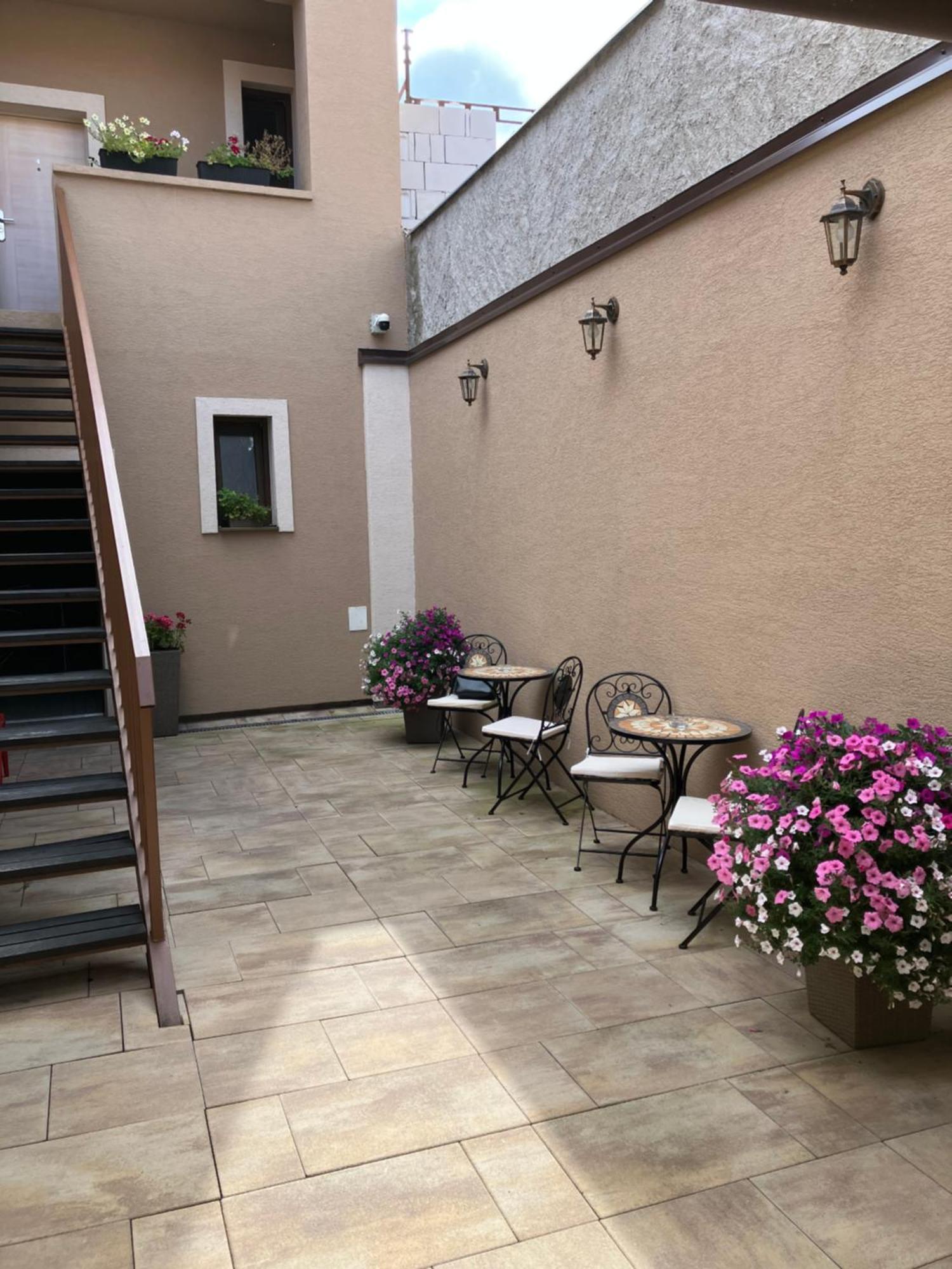 Corner House Apartment Lucenec Bagian luar foto