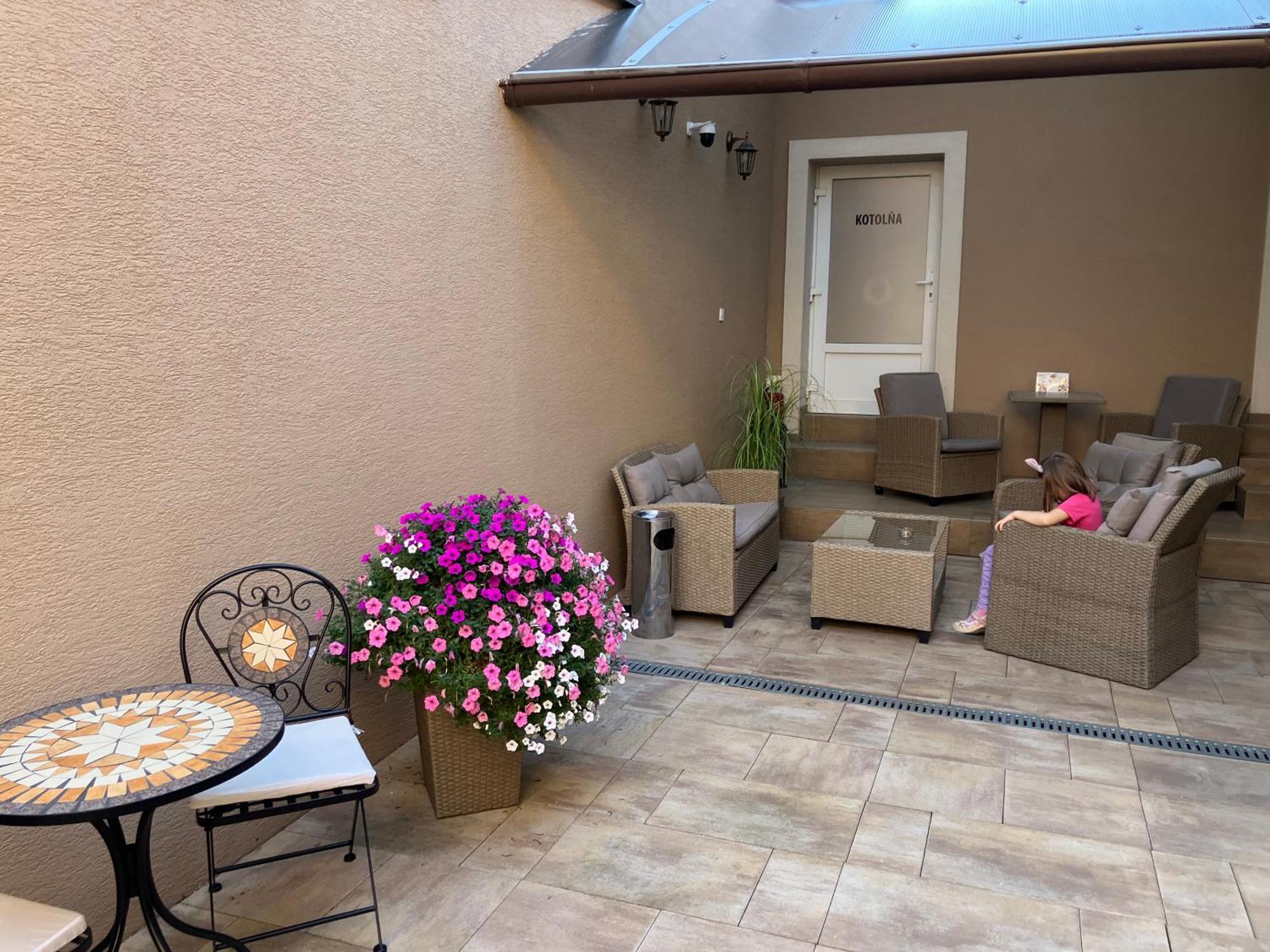Corner House Apartment Lucenec Bagian luar foto